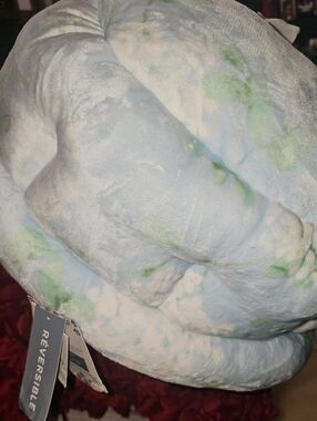 Farmhouse NWT Reversible Plush Small Pet Bed Lt. Blue Checker Green Accents